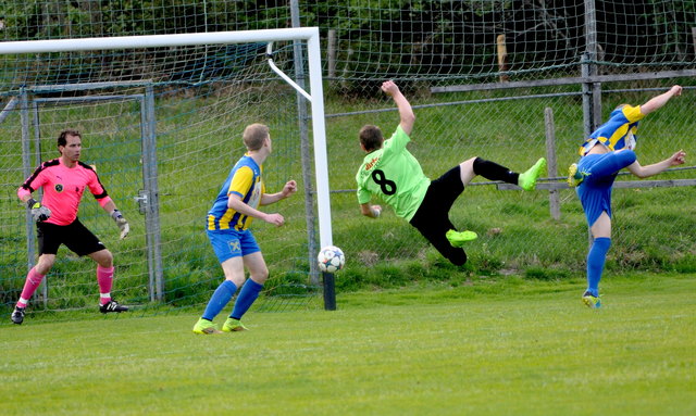 Die Reither Kicker (blau-gelb) holte gegen Tabellennachbarn Stans einen Punkt.