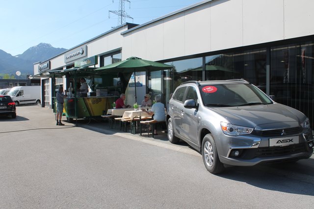 Grillen und Aktionsautos in der Autowelt Unterberger Strass