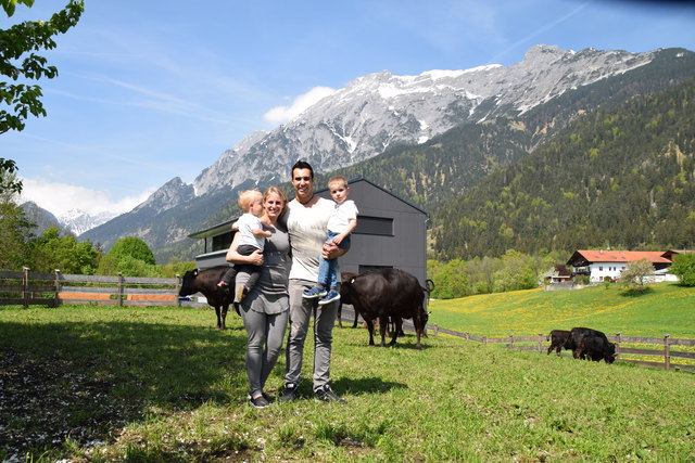Von Klein bis Groß: In der Familie Wolf kümmern sich alle um die Kälber und Kühe.