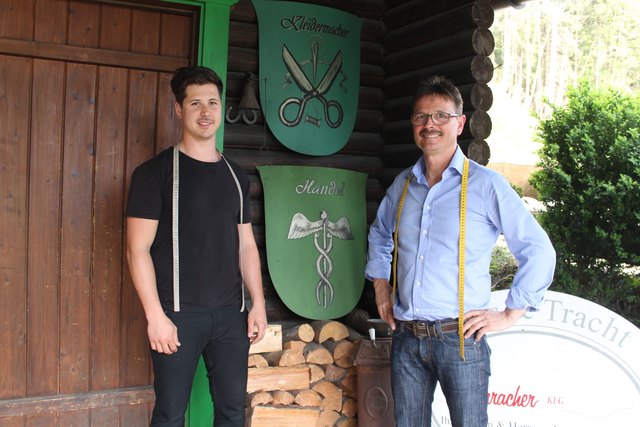Mario und Helmut Mauracher (v.l.) vor ihrer Maßschneiderei in Jenbach | Foto: Dagmar Knoflach-Haberditz