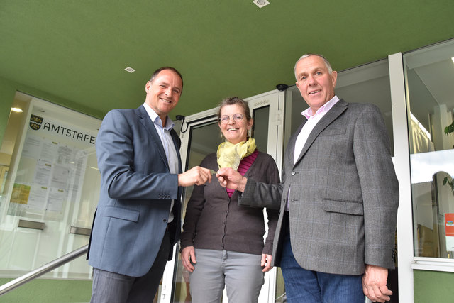 Symbolische Schlüsselübergabe: Bürgermeister Peter Sagmeister (li.), Vizebürgermeisterin Ernestine Graggaber, Alt-Bürgermeister Josef Wind.