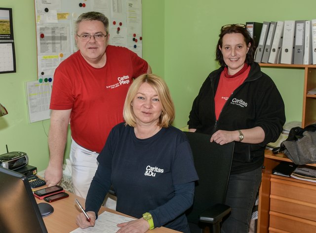 Kurt Kren, Manuela Veith und Regina Kühleitner im Büro der Caritas-Station in Haugsdorf.                                                          Fotos: Josef Messirek