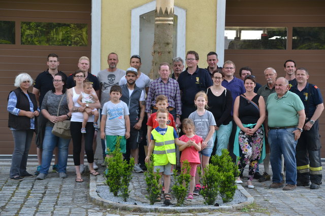 Baum aufg'stellt und gefeiert. | Foto: FF Königsbrunn