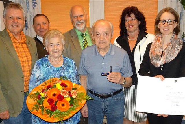 Die Gratulanten mit dem Ehepaar Erna und Franz Gruber
