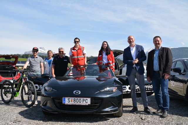 Präsentierten sich und das Autohaus Schmidt: Jürgen Fuchsberger ("Radfux"), Otto Darnai ("DASK), Heli Troger (Lungauring), Ursula, Antonia (Rotes Kreuz), Wolfgang Gell, Hans Jürgen Pflugbeil (Auto Schmidt) (v.li.)