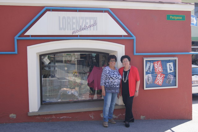 Traudl Lorenzetti (r.) und Erika Zimmermann vor der Boutique „Lorenzetti modetrend“ | Foto: Mirjam Dauber