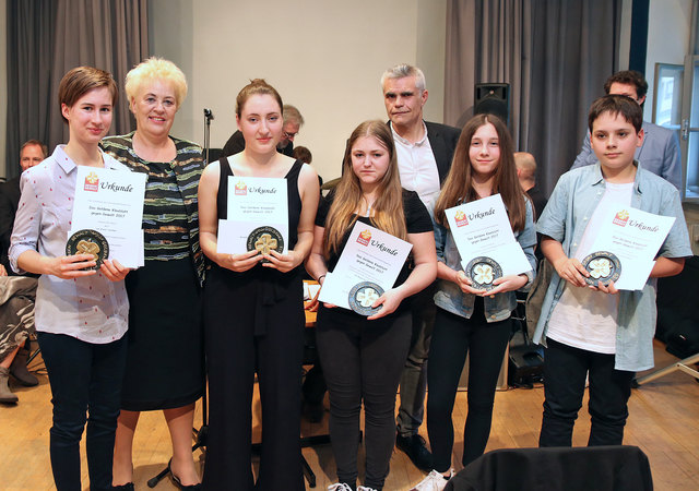 Gisela Taschner, Podersdorf, LRin Verena Dunst, Anna Elisabeth Spalek, Neusiedl, Maggie Rechberger, Ritzing, Kinder- und Jugendanwalt Mag. Christian Reumann vom Forum Gewaltfreies Burgenland, Katharina Gruber, Kroatisch Minihof, Christoph Ghazal, Kittsee