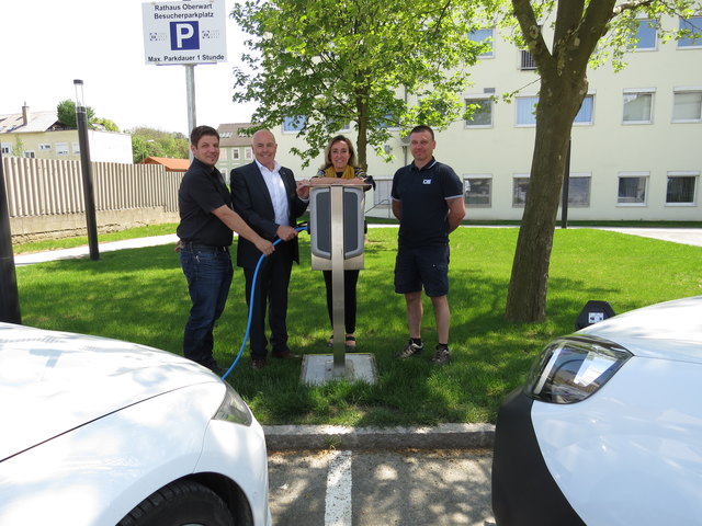 Ing. Andreas Schneemann (act4energy Innovationslabor), Bürgermeister LAbg. Georg Rosner, Amtsleiterin Katja M. Massing und Wirtschaftshof-Mitarbeiter Christian Faith (re.)