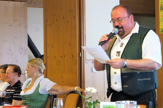 Leo Teufl bei einem Mundartgedicht-Vortrag.
(Fotos: J. & M. Rathkolb)
