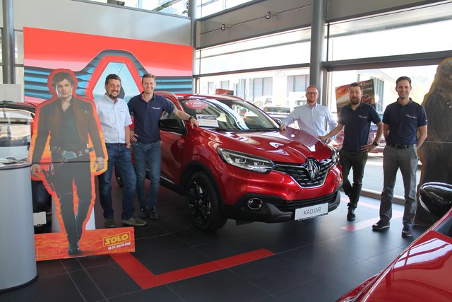 Im Autohaus Luxner wurde gegrillt und der neue Schauraum präsentiert. Im Bild: Roland Zangerl, Christopher Leitner, Peter Luxner, Thomas Eberharter und Florian Rinner (v.l.) | Foto: Dagmar Knoflach-Haberditz