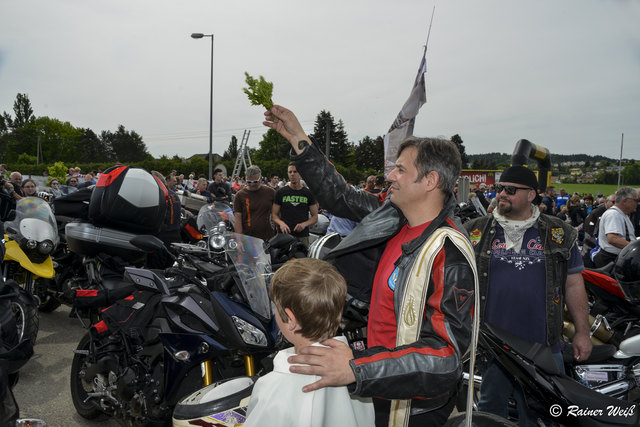 Josef Danner segnet die Motorräder am Festgelände