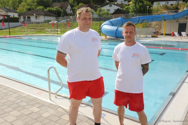 Passen auf die Badegäste im neuen Strandbad auf: Bademeister Max und Markus. Bademeister Seirat kommt als Verstärkung etwas später dazu.