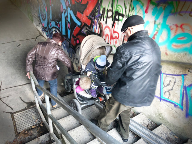 Schwierige Verhältnisse: Anrainer mit Kinderwagen haben es bei der Unterführung Römerweg nicht leicht.