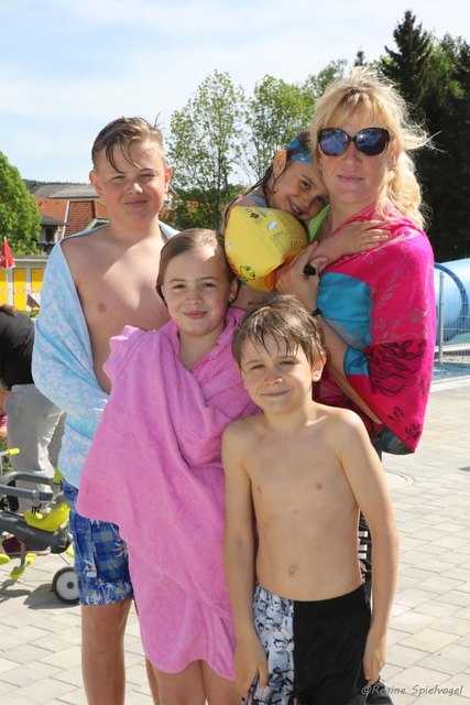 Die Kinder von StR Anna-Leena Krischel probierten gleich die Wasserrutsche im neuen Bad von Pressbaum aus.