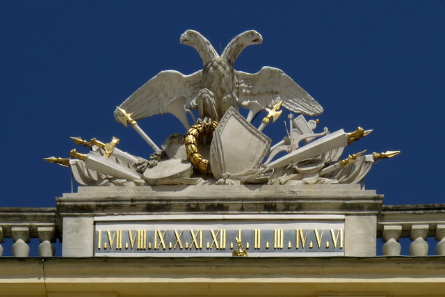 ..nur ist es kein Kuckuck, der sich stündlich meldet, sondern ein braver, stiller Doppeladler über einer ungewöhnlichen Uhr, der das Schloss Schönbrunn parkseitig krönt