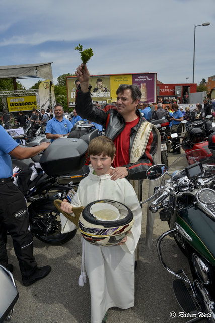 Josef Danner segnet die Motorräder am Festgelände