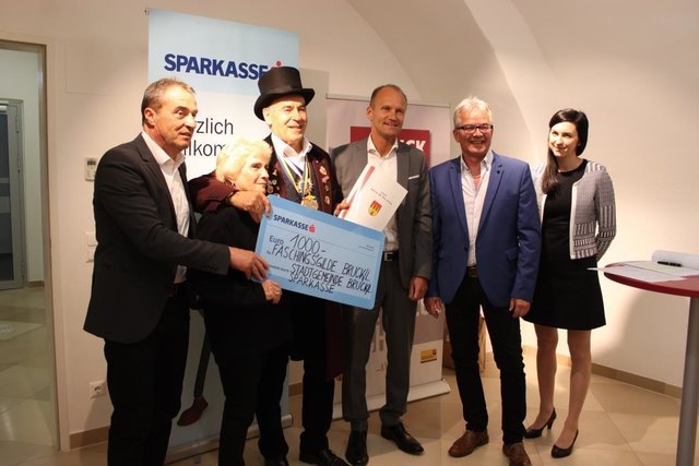 Vertreter der Faschingsgilde mit Bgm. Hemmer, VBgm. Weil sowie SPK-Filialdir. Bettina Kellner und Vorstandsdir. Wolfgang Poppe. | Foto: Andrea Glatzer