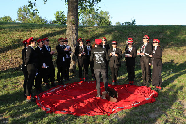 Die Burschen stimmten die Hymne der Hysteria an und verbrannten später ihre Wünsche an das Matriarchat in einer glühenden Scheide aus Stahl. | Foto: Burschenschaft Hysteria