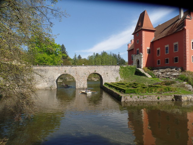 Mit dem Boot kann man das Schloss umrunden!