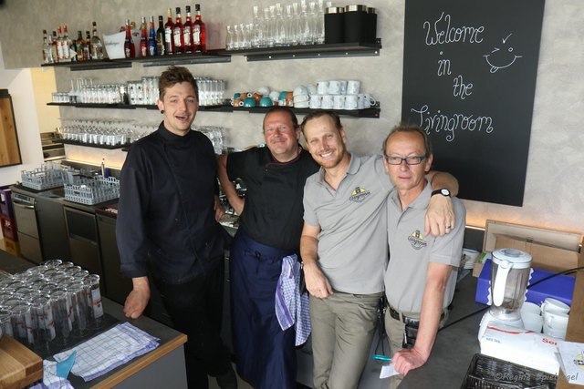 Sebastian, Martin, Helmut, und Christian freuen sich auf Gäste im Strandbad-Lokal "Livingroom". Auch Gäste, die nicht baden gehen sind willkommen.
