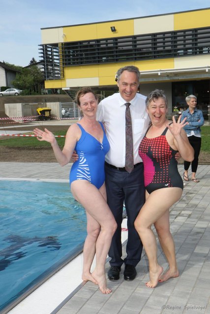 Bürermeister Josef Schmidl-Haberleitner mit den ersten Badenixen GR Elisabeth Szerencsics und Uschi Niemezcek im neu gestalteten Strandbad von Pressbaum.