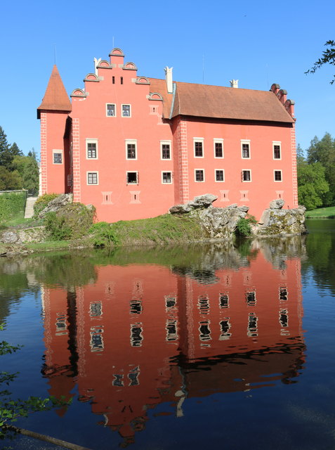 Schloss mit Wassergraben.