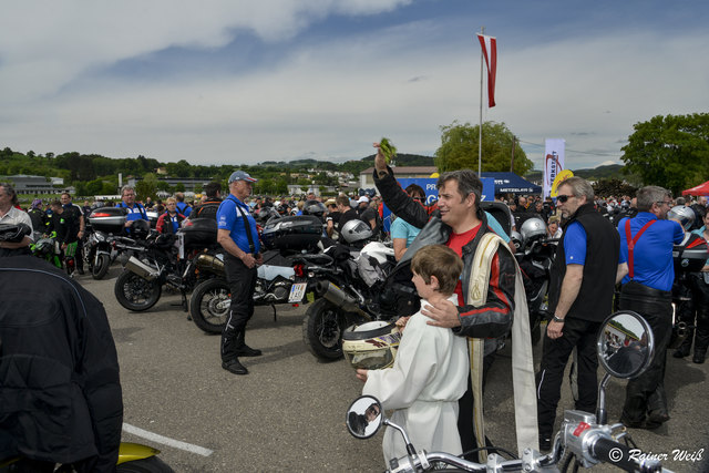 Josef Danner segnet die Motorräder am Festgelände