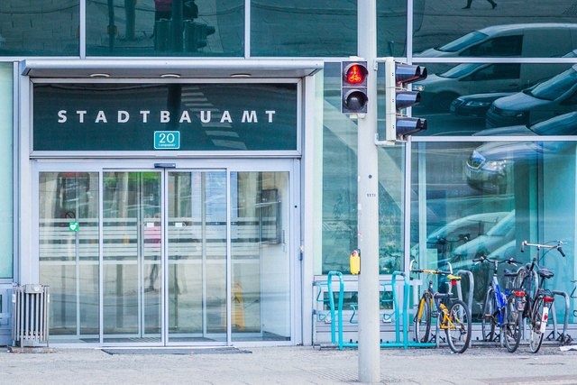 Nahe dem Bahnhof befindet sich die städtische Bau- und Anlagenbehörde, Adresse: Europaplatz 20.
