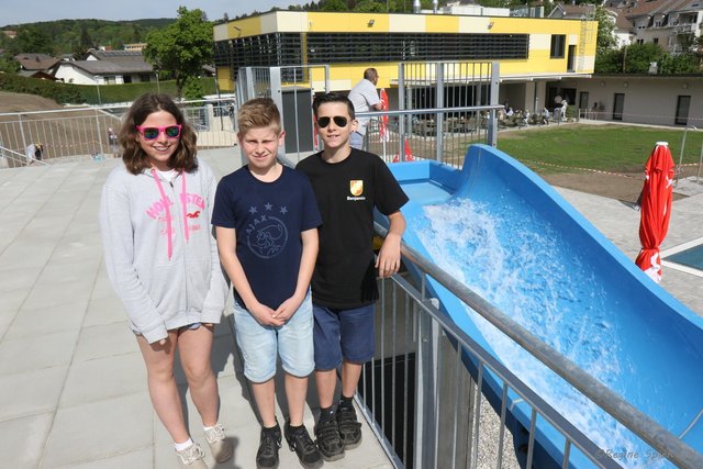 Neugierig kamen Selina, Benjamin und Raphael schon um zehn Uhr um sich das neue Bad anzusehen.