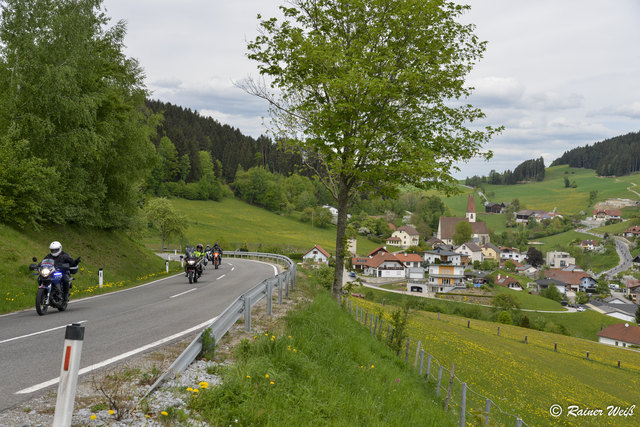 Gemeinsame Ausfahrt - Die Spitze des Konvois kurz nach Hirschbach