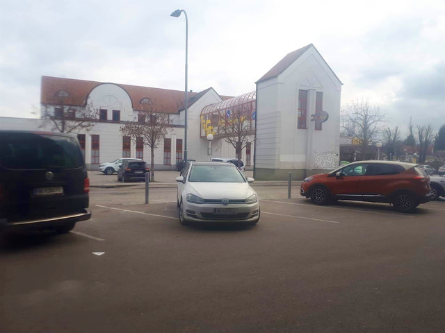 Der Fahrer des weißen Golfs hatte seine Mühe beim Parken. | Foto: Fotograf der Red. bekannt