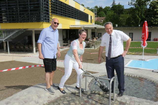 Vizebürgermeisterin Irene Wallner Hofhansl betätigte sich schon einmal mit GR Umshaus und Bürgermeister Josef Schmidl-Haberleitner an der Wasserspindel. Der Spielplatz für Wasserratten soll den Jüngsten die Langeweile vertreiben.