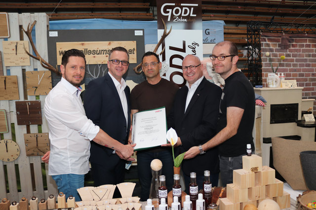 Georg Reschen, Helmut Linhart und Peter Sükar gratulierten der Firma Gödl zum Jubiläum. | Foto: Cescutti