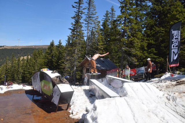 Freestylen mit freiem Oberkörper war am Samstag im Neighborhood Snowpark kein Problem. | Foto: KK