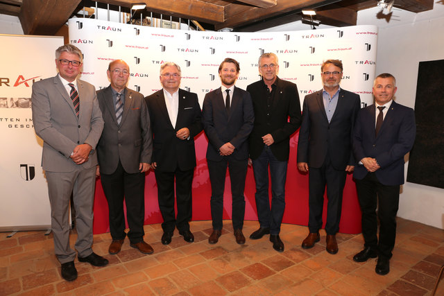 Bürgermeister  Rudolf Scharinger, Wolfgang Brandstätter (Lions Club Traun), Ing. Bernhard Wallot (Lions Club Traun), Patrick Fischl (ASKÖ Dionysen), Gerhard Brandstätter (Lions Club Traun), Werner Hellrigl, Vizebürgermeister Sozialreferent Peter Aichmayr﻿. | Foto: Stadtarchiv Traun