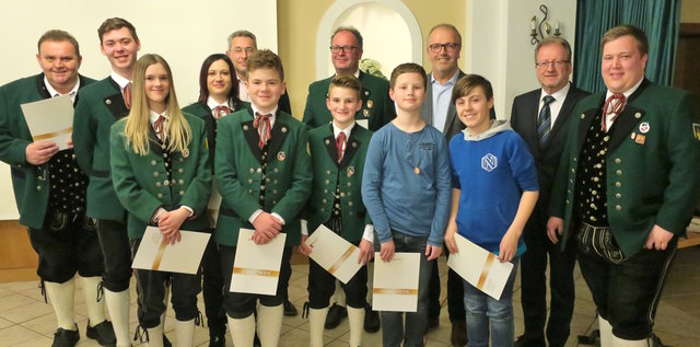 Von links: Franz Sterrer, Sebastian Sterrer, Theresa Prommegger, Marlies Höckner, Kapellmeister Josef Tomitza, Simon Preiner, Michael Muhr, Johannes Friedl, Florian Habring, Bürgermeister Hermann Stockinger, Noah Neuwirth, Bezirksobmann Alfred Lugstein, Obmann Patrick Ziegl.