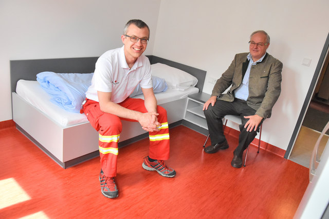 Bezirksrettungskommandant Anton Schilcher (re.) und Bezirks-Rot-Kreuz-Geschäftsführer Manfred Goritschnig in einem der vier neuen Einzelzimmer.