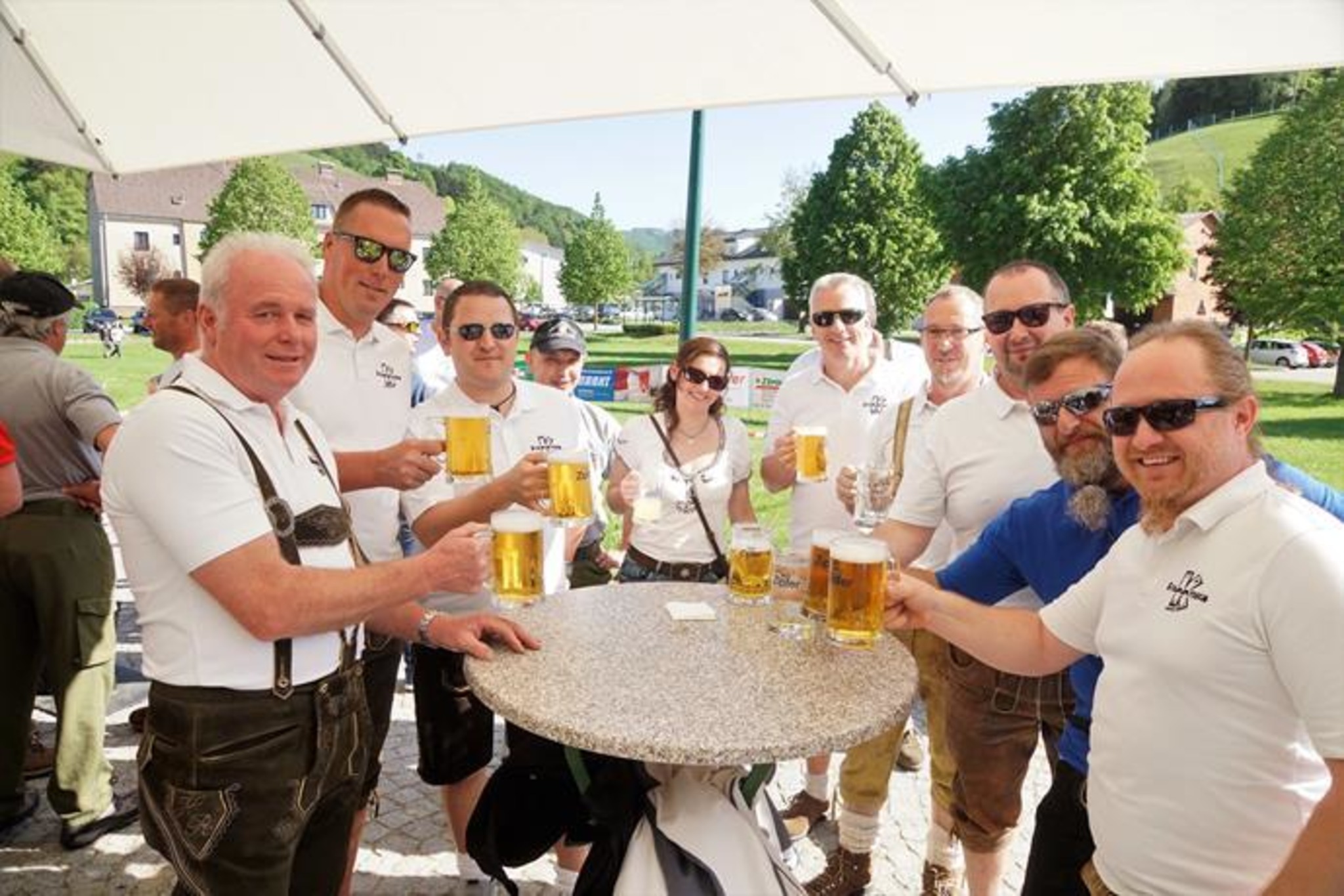 wenn am dorfplatz wieder der maibaum steht