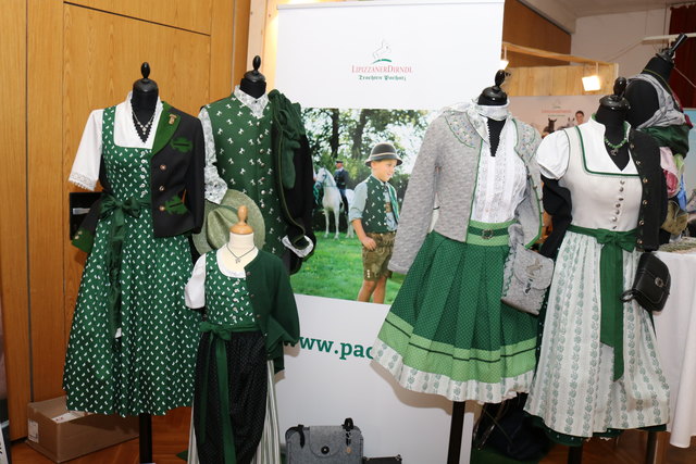 Heimatverbunden mit Tracht. Hier der Stand von Trachen Pachatz. | Foto: Lederer