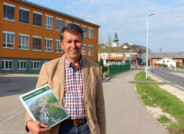 Bürgermeister Berthold Reiter an der neugestalteten Atzbacher Ortseinfahrt im Bereich der Volksschule.