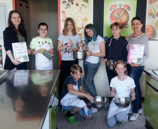 Die Schüler der NMS Köflach erstellten ein farbenfrohes Kochbuch, das es auch zu kaufen gibt. | Foto: KK