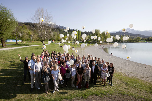 Die Tiroler Direktberater um Obmann Wolfgang Embergber (vorne, 3.v.r.) ließen am Innsbrucker Baggersee die Luftballons steigen. | Foto: WKT