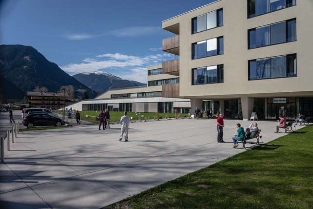 Eine Außen-Impression vom Tauernklinikum-Standort Zell am See.