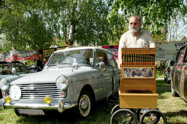 Albert Polasek brachte seine Oldi-Drehorgel mit dem Oldtimer.