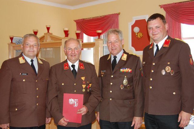 E-HBI Franz Zauner wurde das Bundesfeuerwehrverdienstkreuz III. Stufe verliehen.