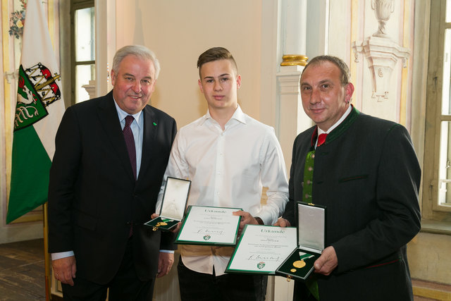 Bedankt: LH Hermann Schützenhöfer drückte den beiden Lebensrettern Lukas Mergans und Alfred Müller seinen Dank aus. | Foto: steiermark.at/Frankl