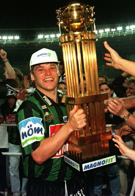 5. Juni 1996, weit nach 22 Uhr: Arnold Wetl, Doppeltorschütze gegen die Admira, stemmt den Cup-Pokal in den Wiener Abendhimmel.