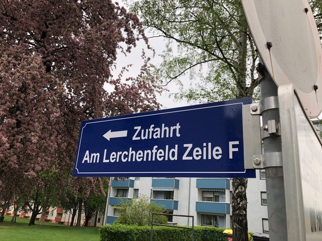 Bislang waren die Häuserzeilen F, G und H schwer zu finden. Jetzt gibt es neue, zielführende Hinweisschilder.
