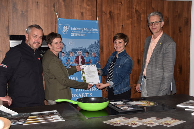 Andreas Schwaighofer, BIO-Austria (rechts) überreicht mit Maria Furtwängler vom SLK das Bio-Zertifikat für das "Marathon-Menü".