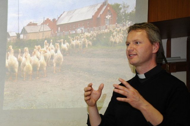 Pater Kropfreiter bei seinem Vortrag. | Foto: Wolfgang Zarl